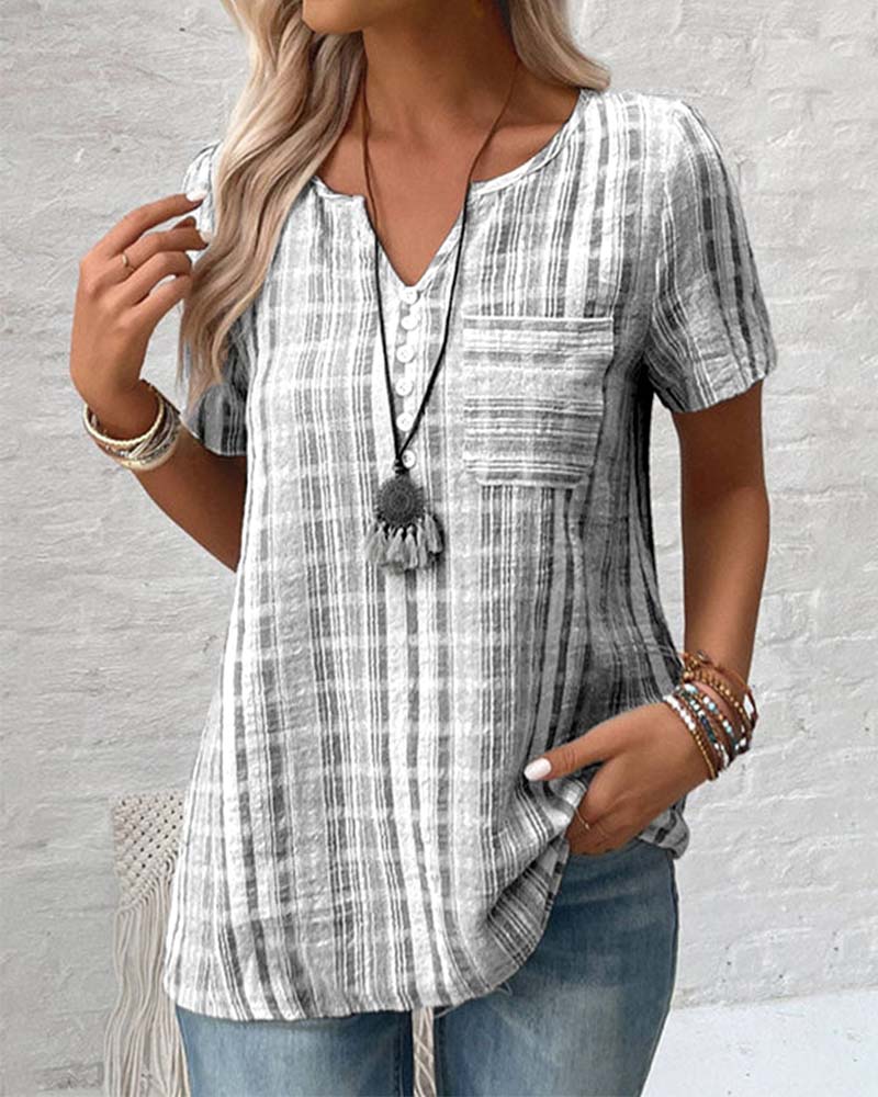 Khloe | Lässiges V-Ausschnitt-T-Shirt mit gestreiftem Karo-Muster