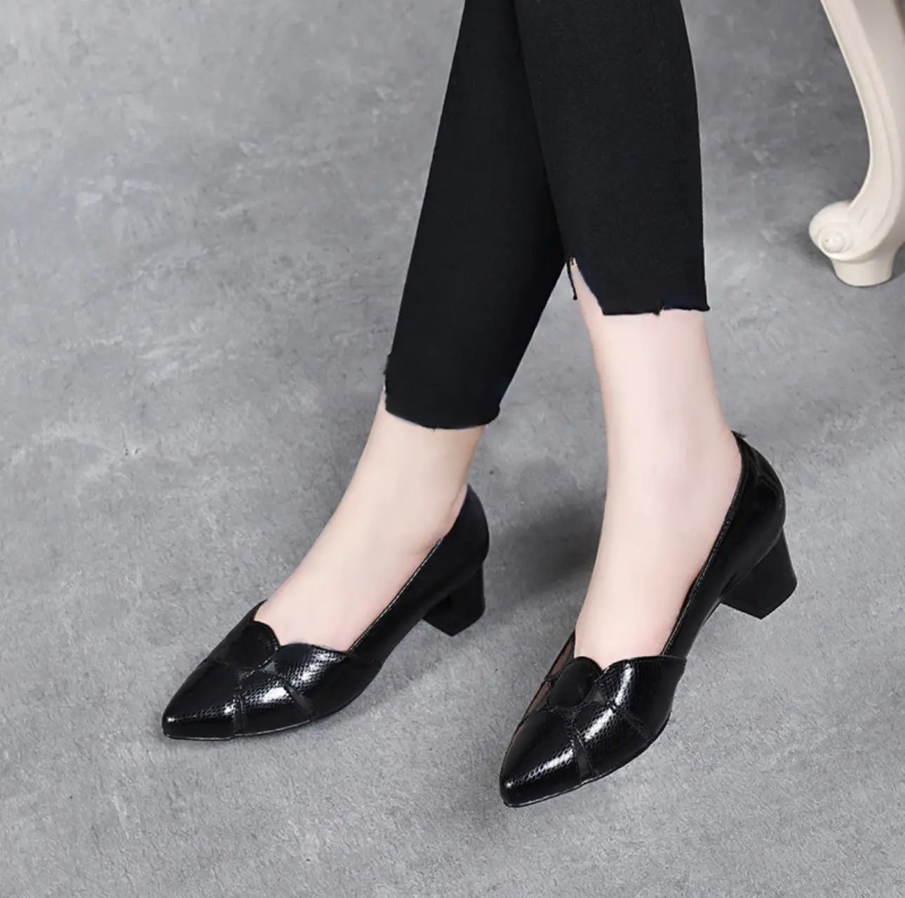 Sabri | Glänzende Chunky Heels mit spitzer Zehe