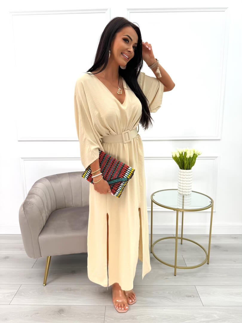 Mazie | stilvolles Maxikleid mit seitlichen Schlitzen und Gürtel