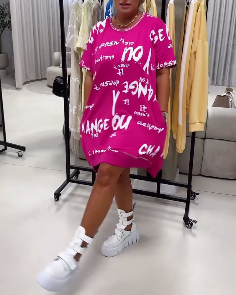 Livie | Lockeres Kleid mit Buchstabenprint