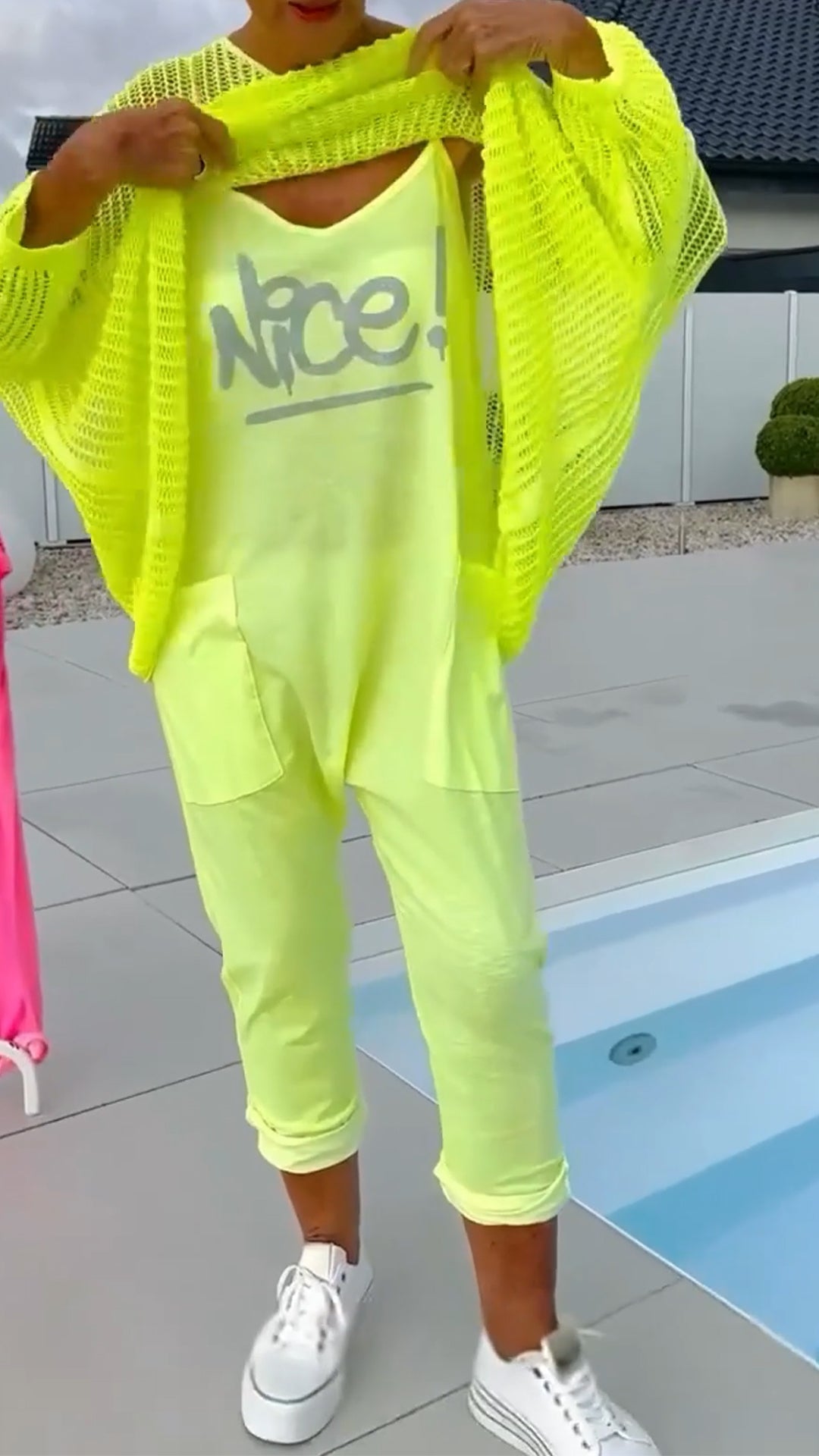 Daniela | lässiger Freizeit-Jumpsuit für Damen mit Smock und Buchstabendruck