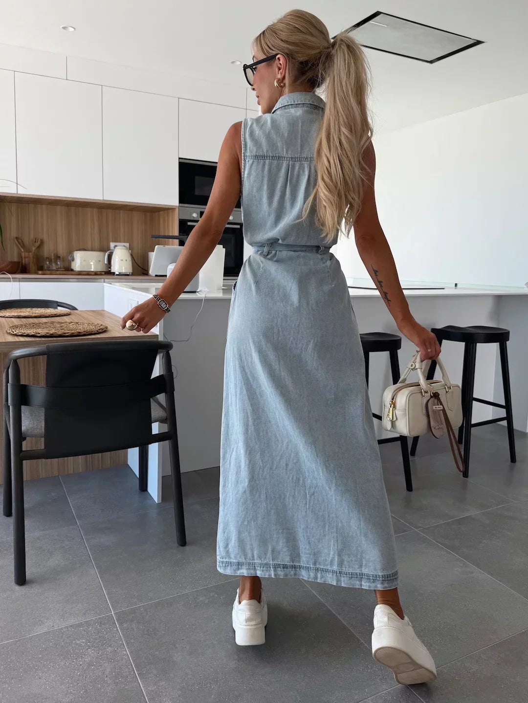 Isbel | Ärmelloses Kleid mit Bindegürtel aus Denim
