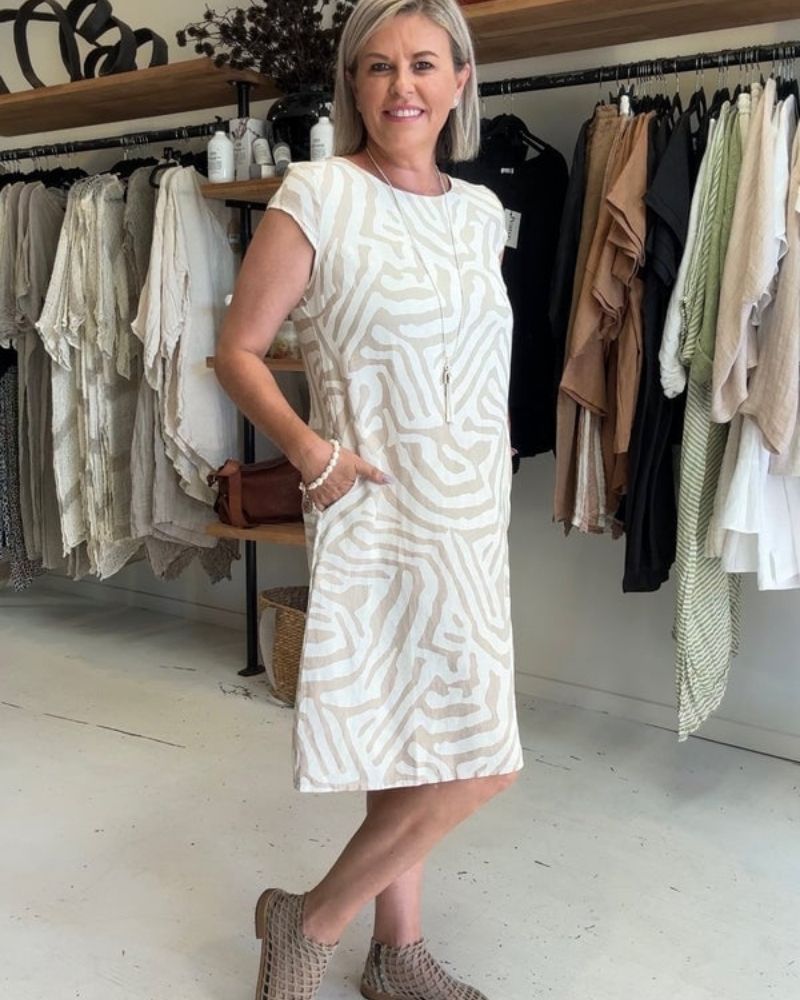Hallie | elegantes Sommerkleid mit Rundhalsausschnitt und hübschem Print
