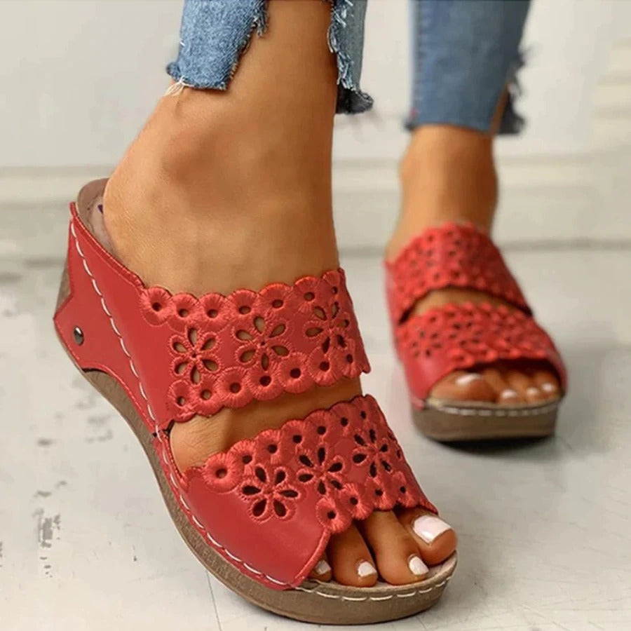 Cari | Bestickte Wedge-Sandalen aus Leder