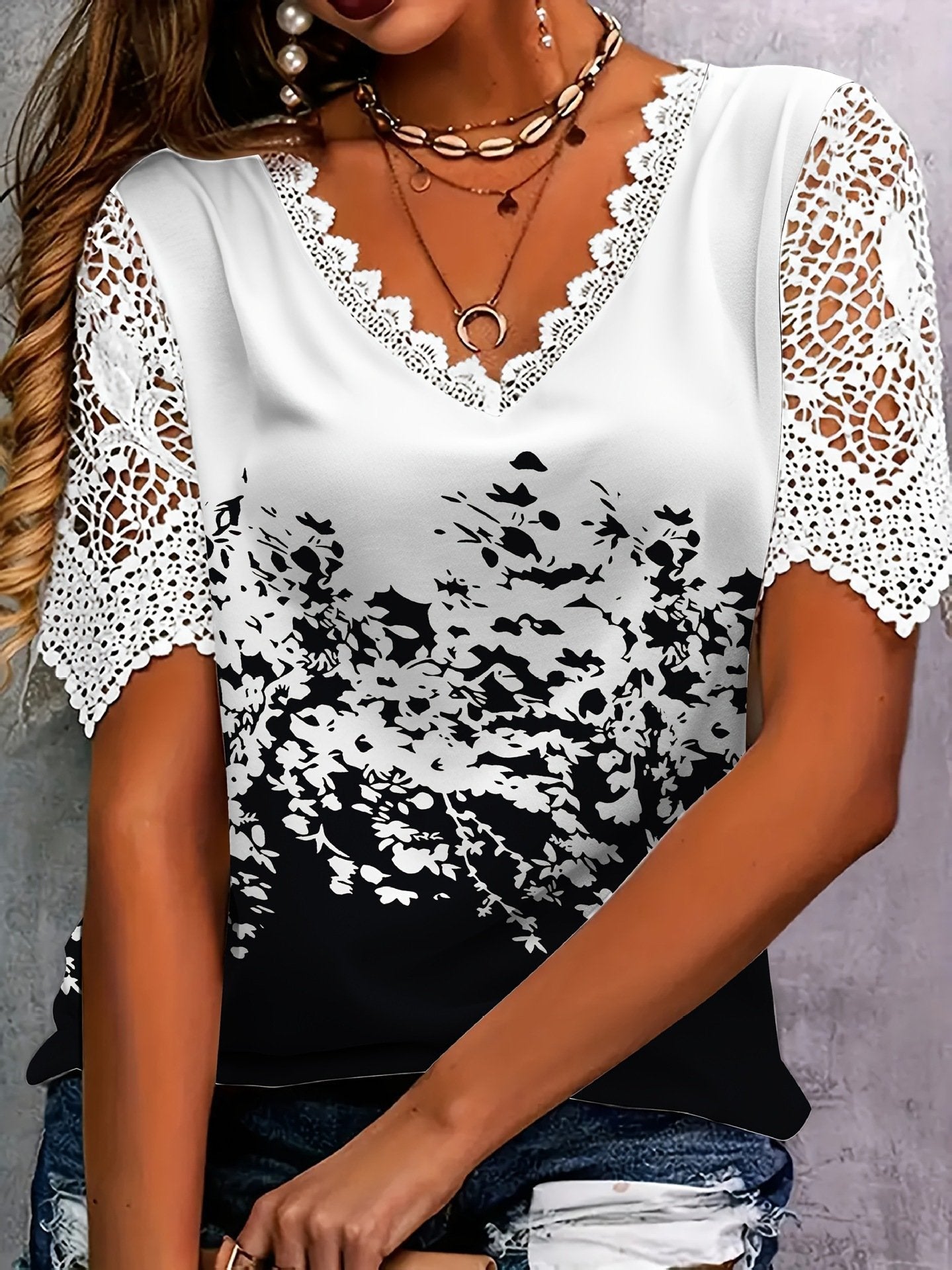 Juliana | elegantes Top mit Spitzenbesatz und floralem Schmetterlingsdesign
