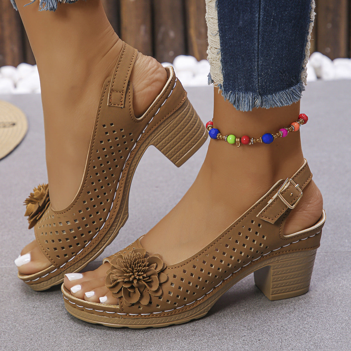 Giona | Schicke florale Keilsandalen