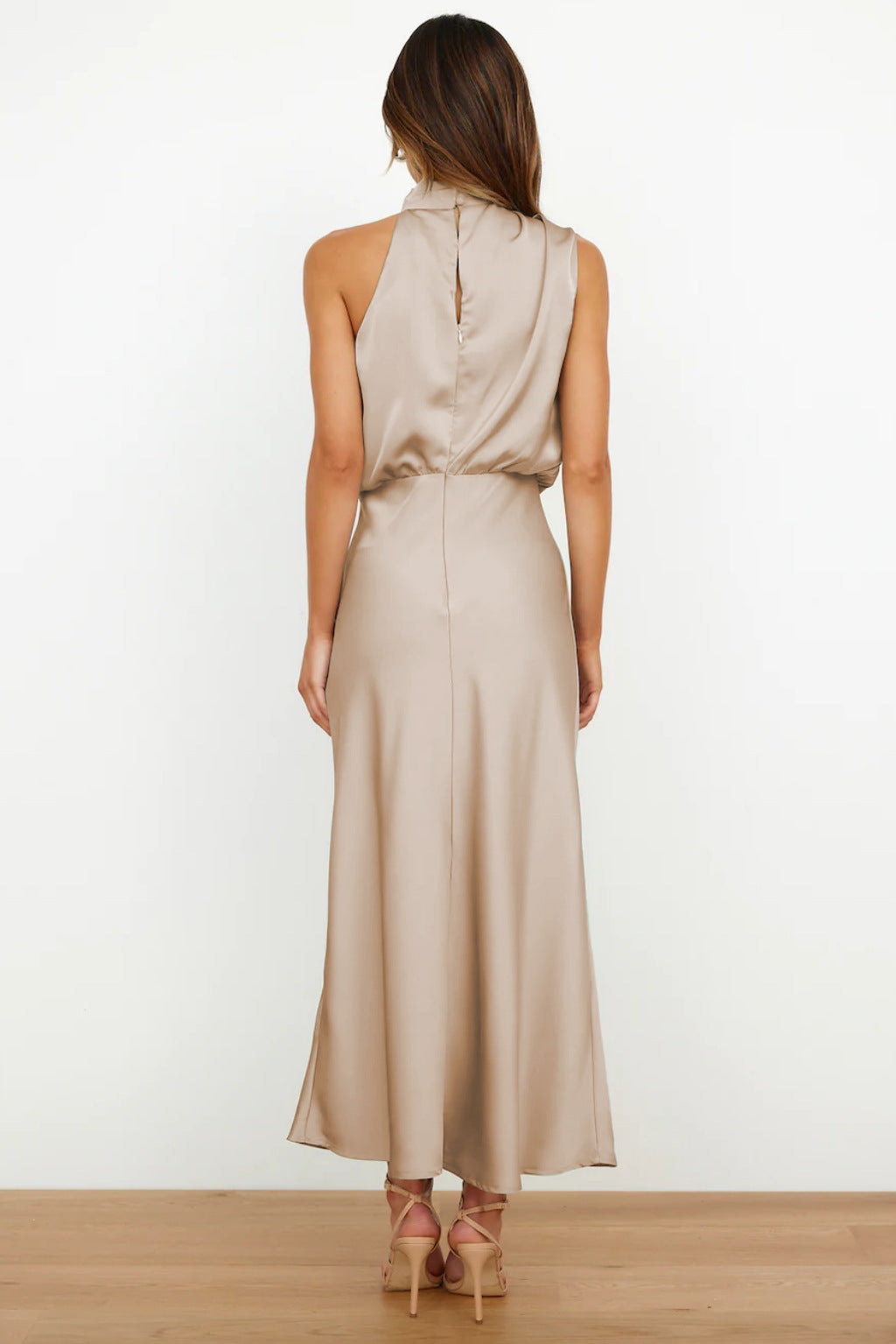 Rochelle | Feminines Satin-Kleid mit Neckholder-Ausschnitt