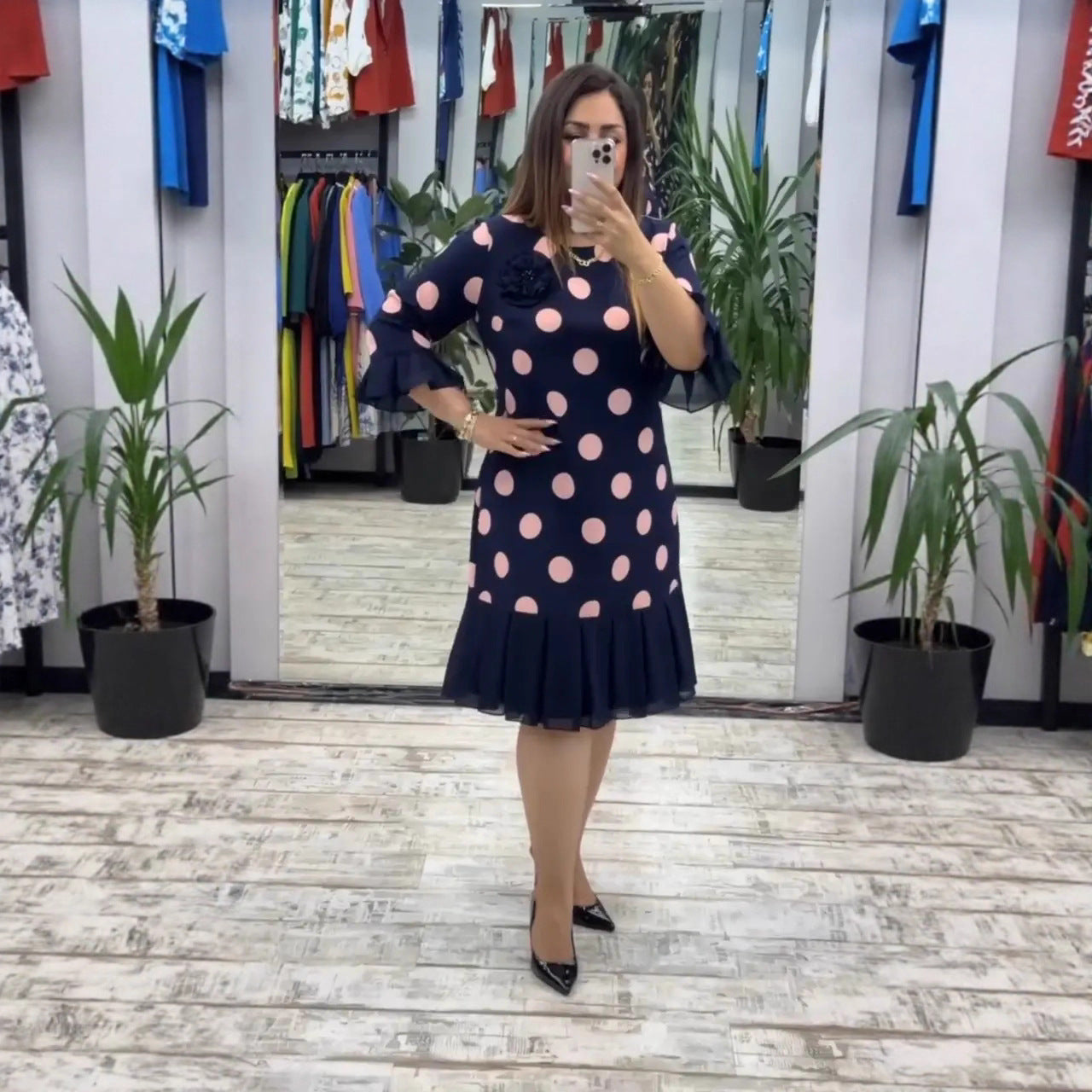 Winnie | stilvolles Polka-Dot-Kleid für Damen mit plissiertem Design