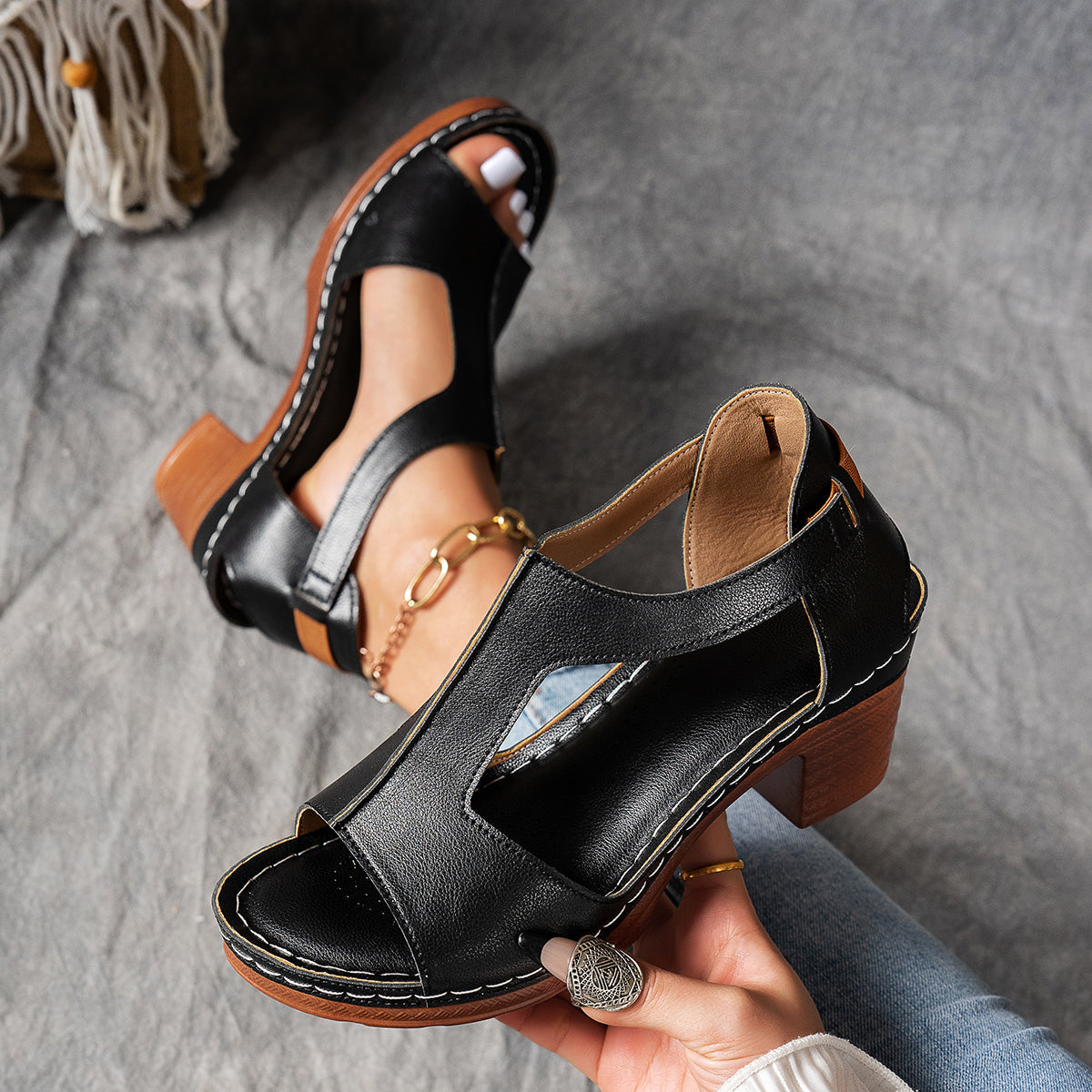 Zinia | Elegante T-Strap-Keilsandalen mit Schnalle