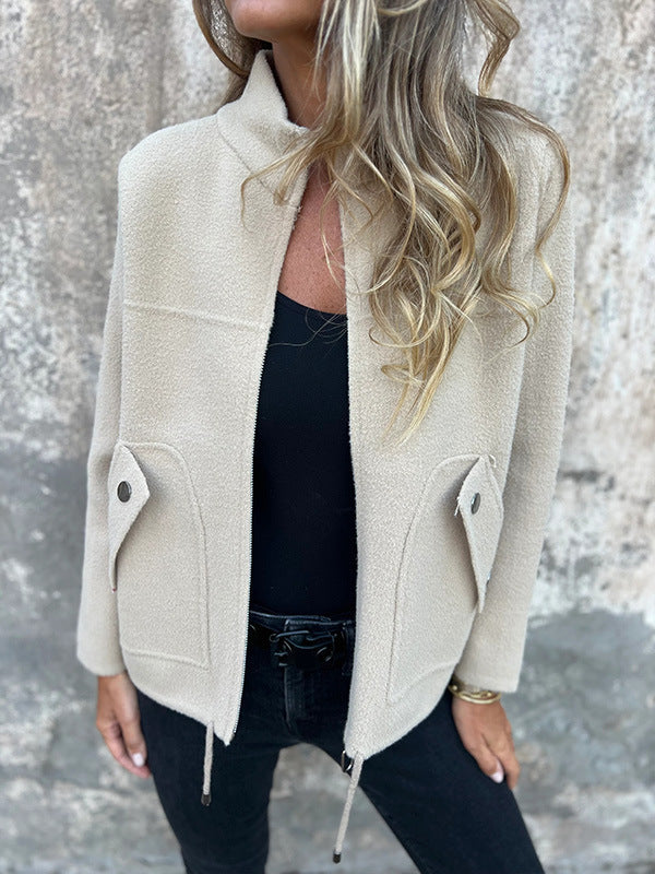 Lynette | Modische Jacke mit Stehkragen und Knopftaschen