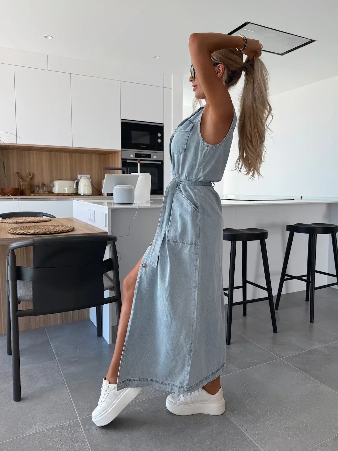 Isbel | Ärmelloses Kleid mit Bindegürtel aus Denim