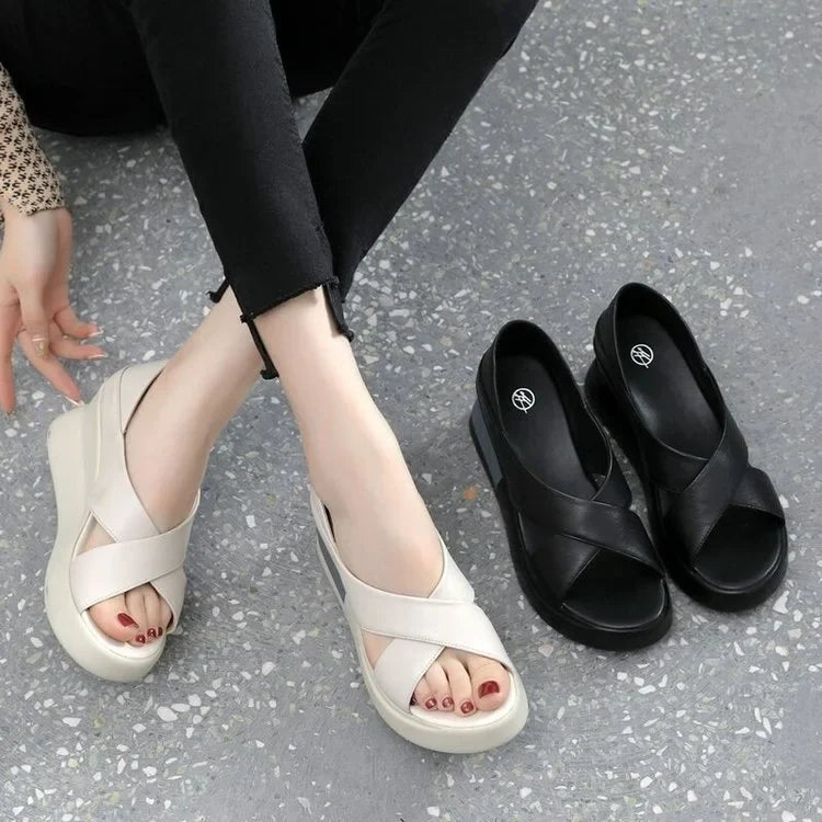 Geshia | Modernistische Plateausandalen aus Leder mit breiten Riemen