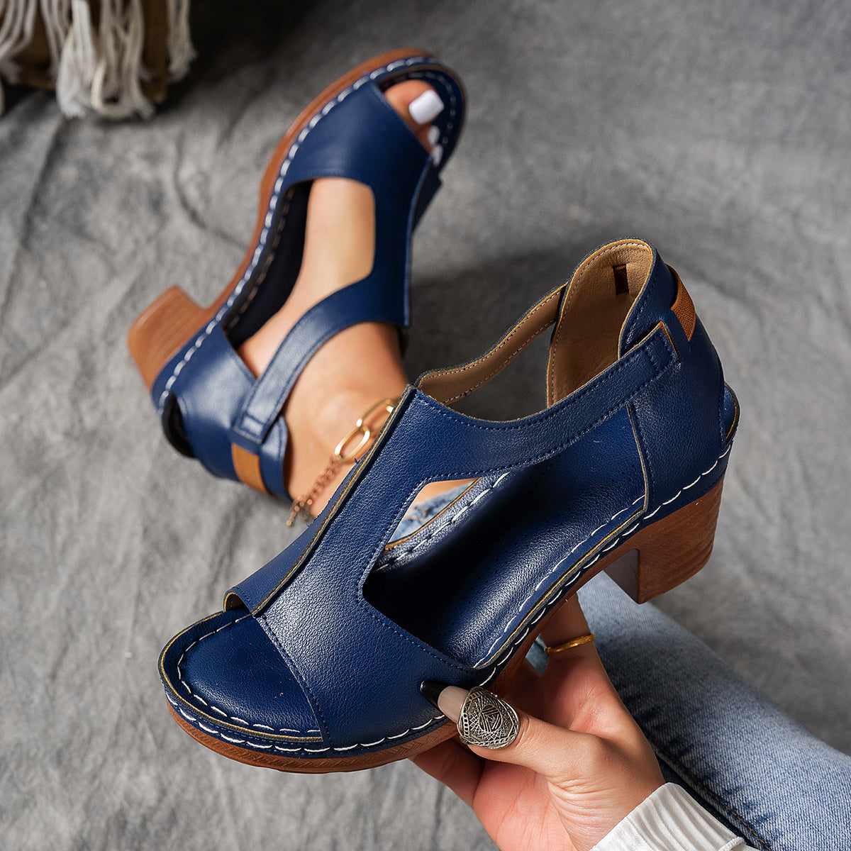 Zinia | Elegante T-Strap-Keilsandalen mit Schnalle