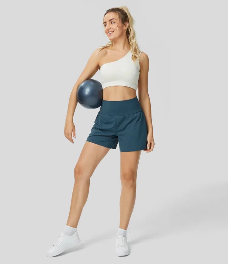 China | Sportliche Shorts mit hoher Taille und fließendem Oberstoff