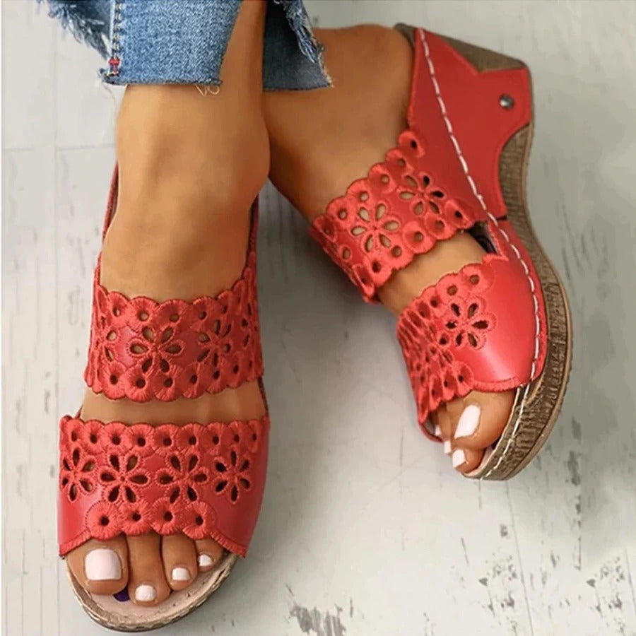 Cari | Bestickte Wedge-Sandalen aus Leder