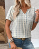 Khloe | Lässiges V-Ausschnitt-T-Shirt mit gestreiftem Karo-Muster
