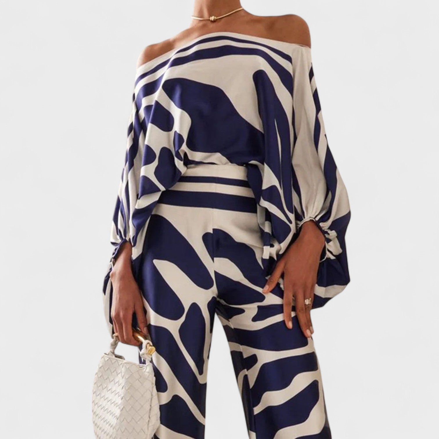 Audi | Schulterfreies Oberteil und Hose mit weitem Bein und frechem Print