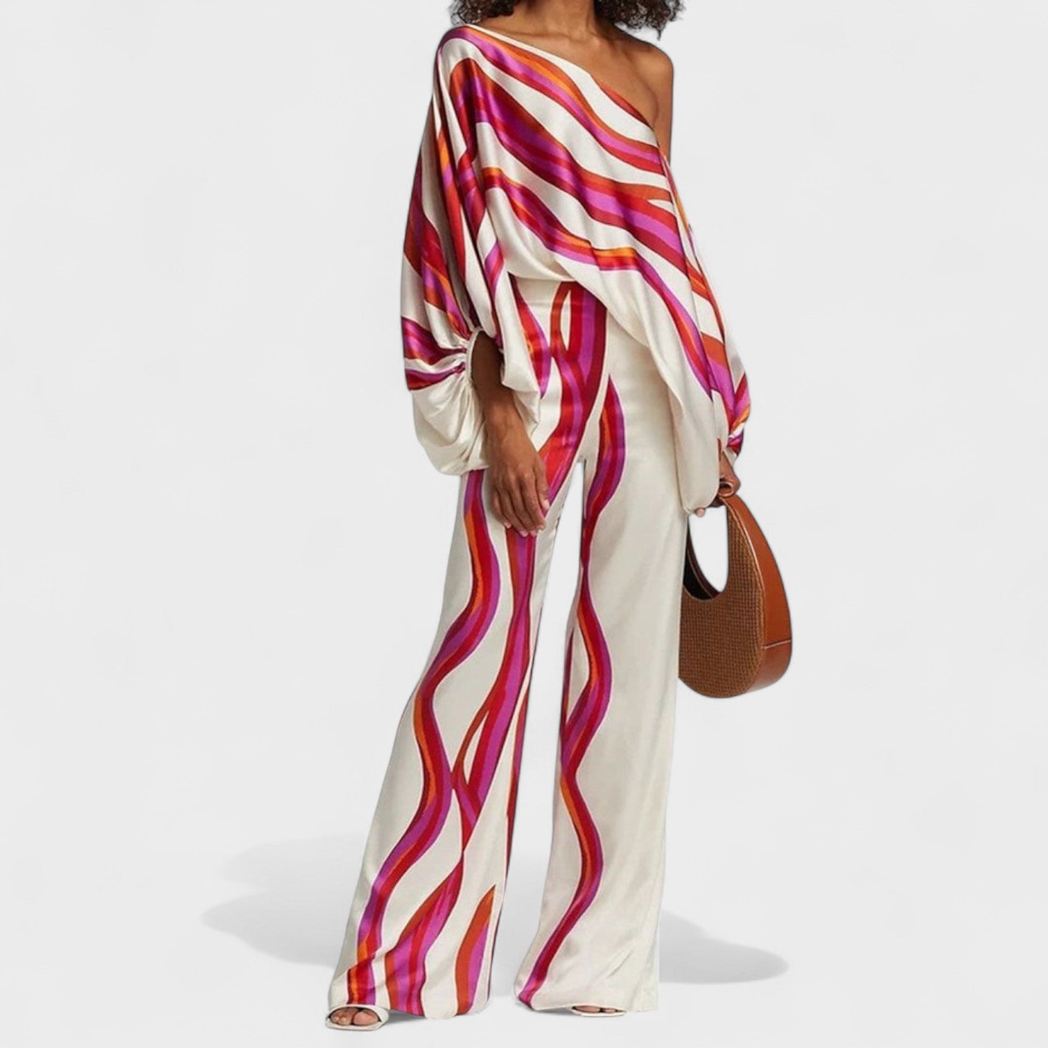 Audi | Schulterfreies Oberteil und Hose mit weitem Bein und frechem Print