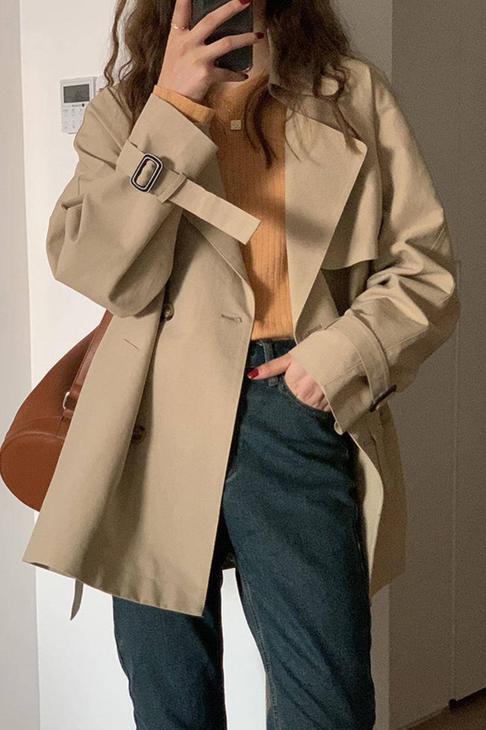 Selaries | Minimalistischer Mantel mit Gürtelärmeln und City-Look