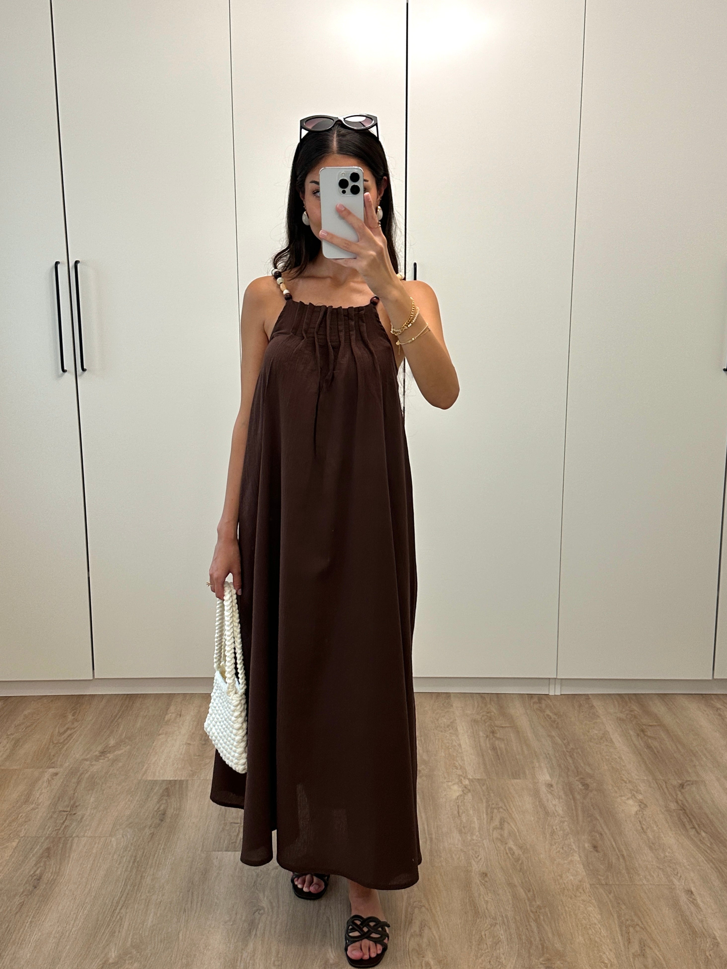Kailany | elegantes Midikleid, verziert mit Perlen.