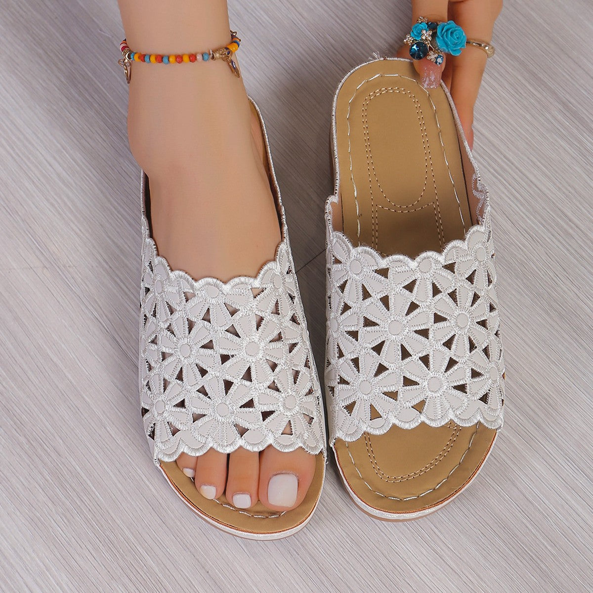 Delilah | Modische Sandalen mit floralem Muster