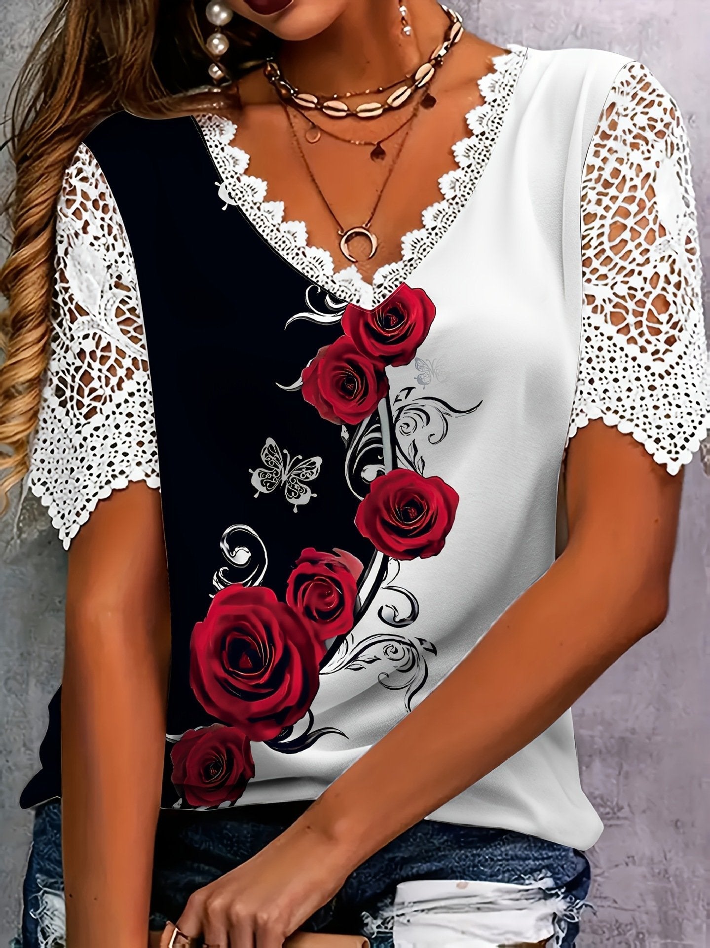 Juliana | elegantes Top mit Spitzenbesatz und floralem Schmetterlingsdesign