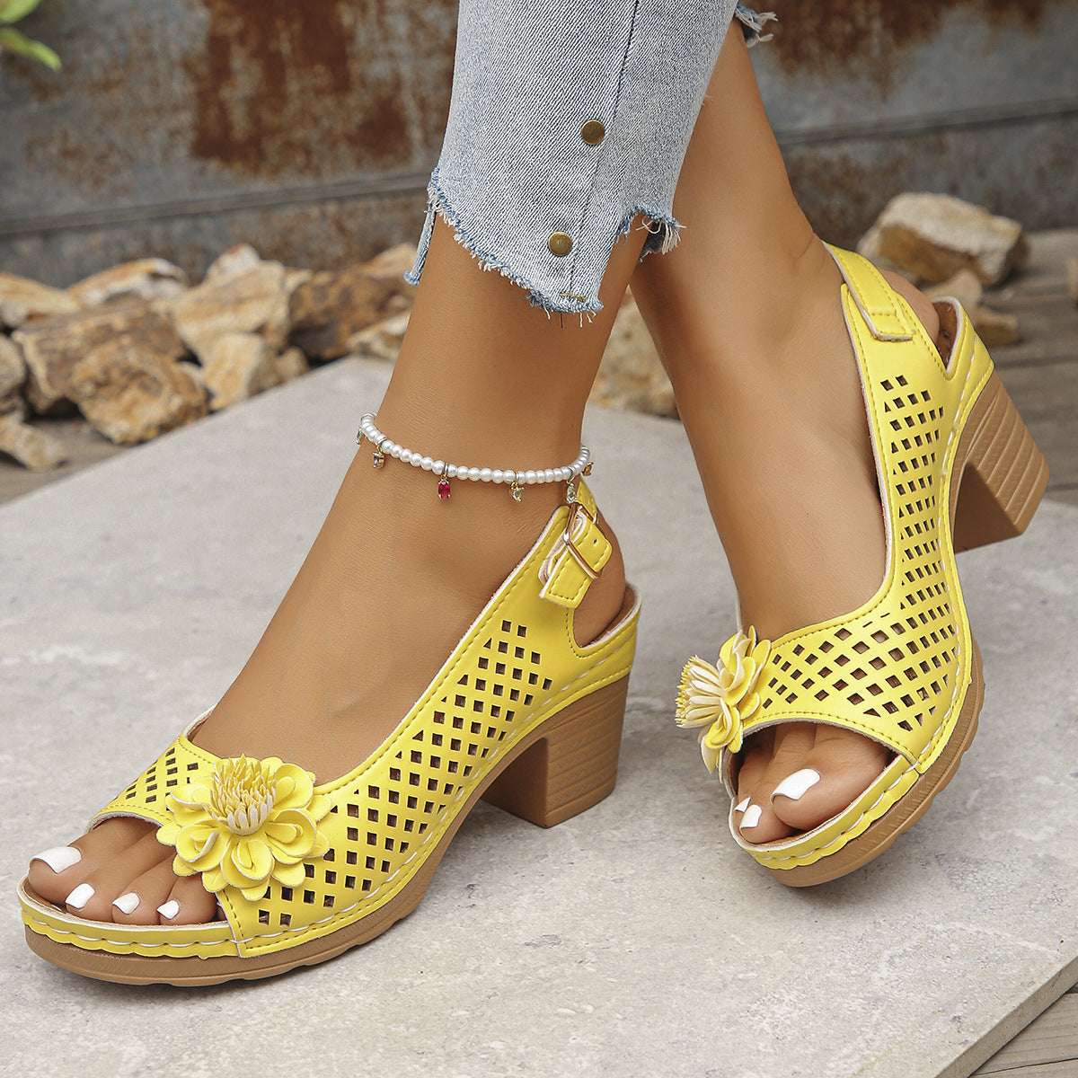 Giona | Schicke florale Keilsandalen