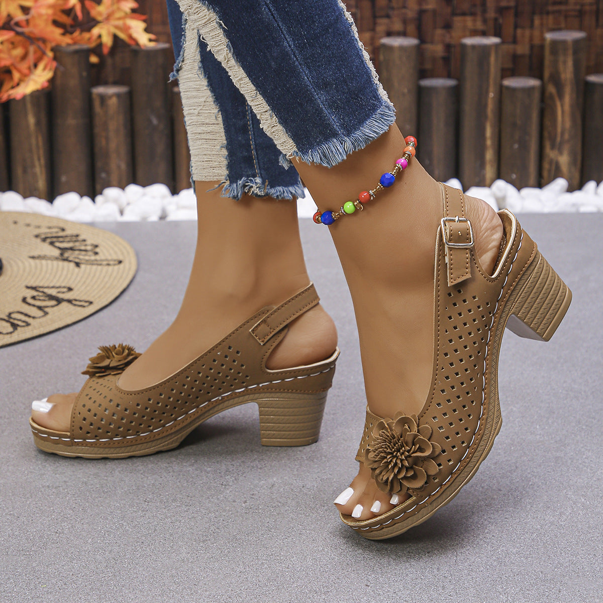 Giona | Schicke florale Keilsandalen