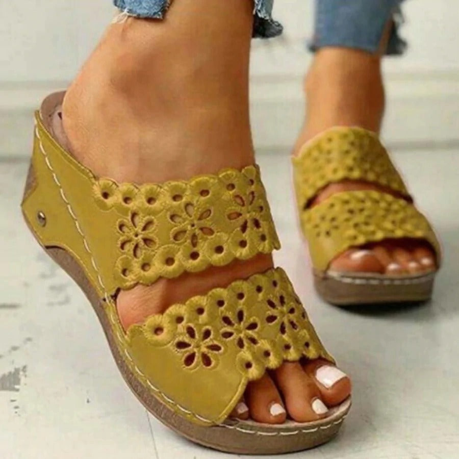 Cari | Bestickte Wedge-Sandalen aus Leder