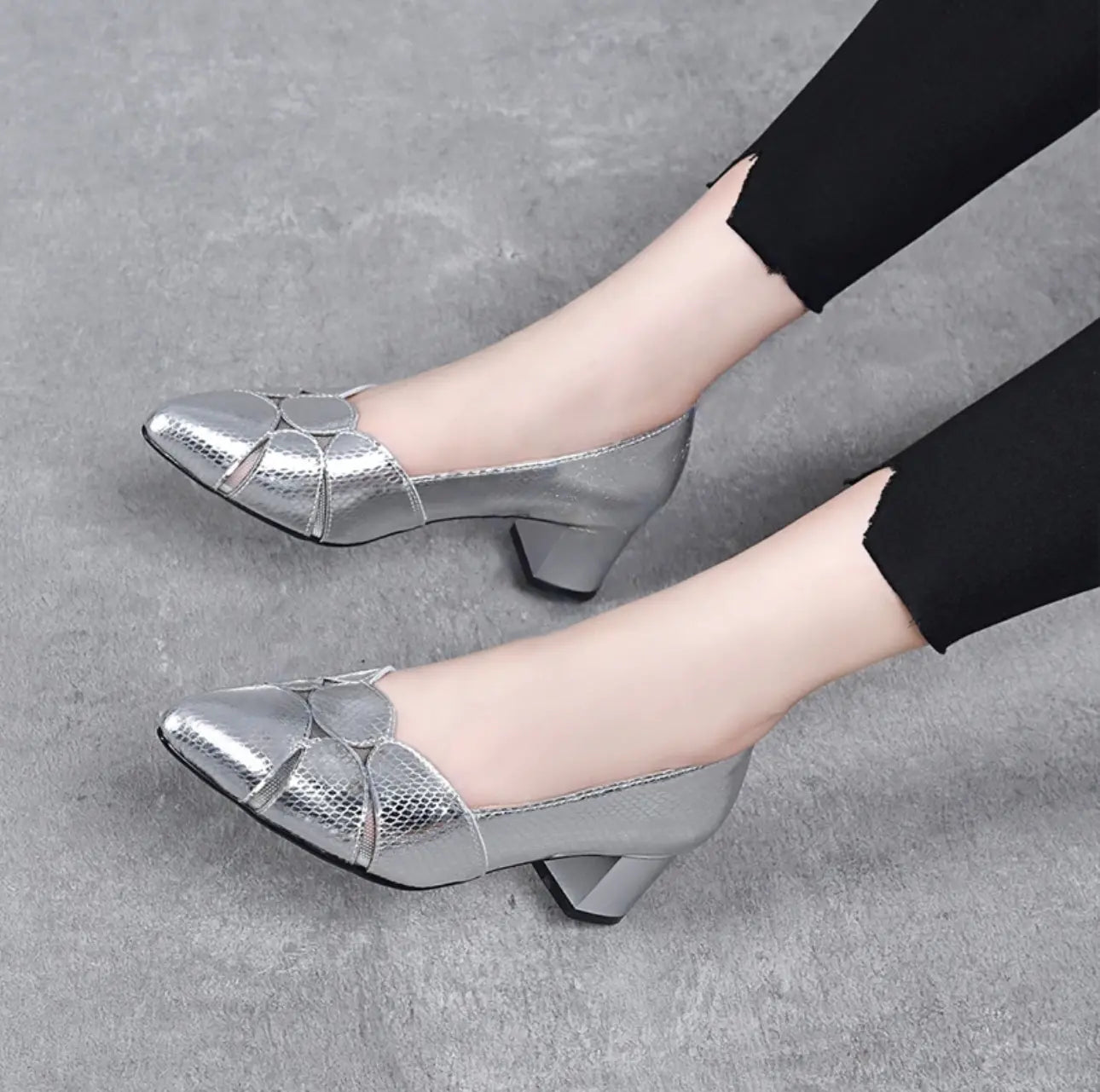 Sabri | Glänzende Chunky Heels mit spitzer Zehe