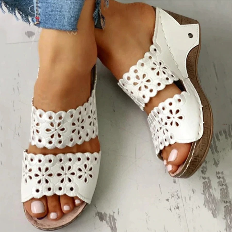 Cari | Bestickte Wedge-Sandalen aus Leder