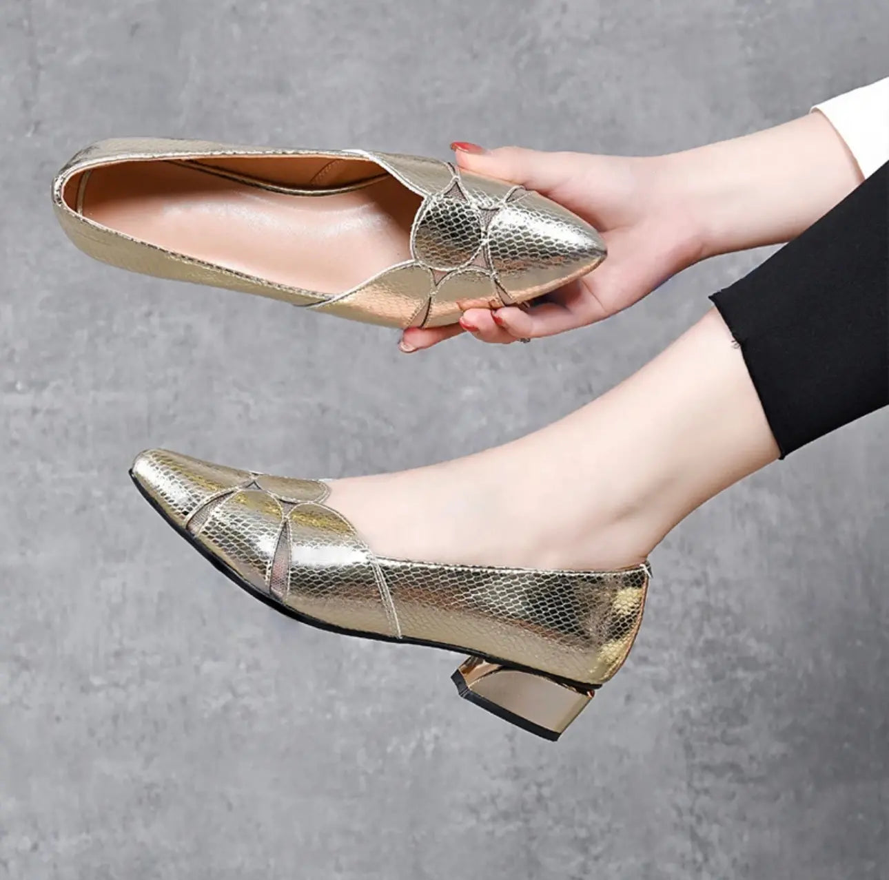 Sabri | Glänzende Chunky Heels mit spitzer Zehe