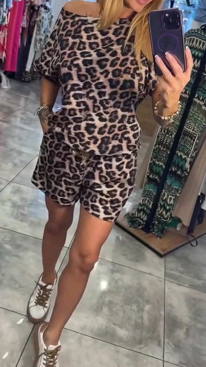 Damski top z nadrukiem w panterkę i szortami w stylu casual
