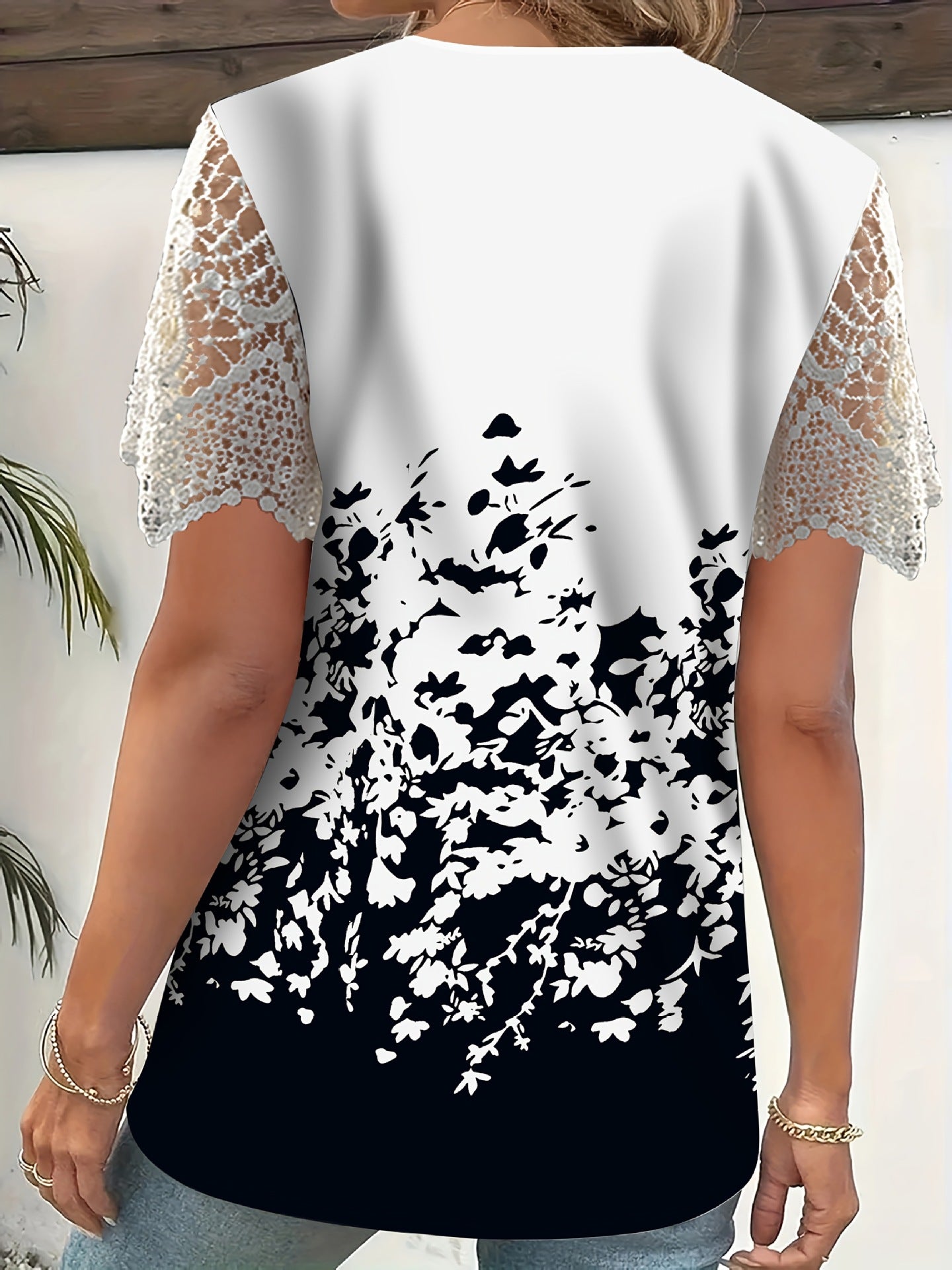 Juliana | elegantes Top mit Spitzenbesatz und floralem Schmetterlingsdesign