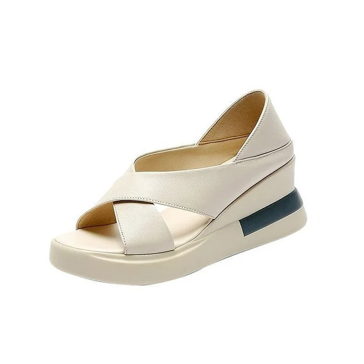 Geshia | Modernistische Plateausandalen aus Leder mit breiten Riemen
