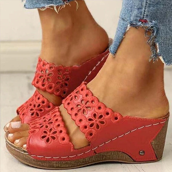 Cari | Bestickte Wedge-Sandalen aus Leder