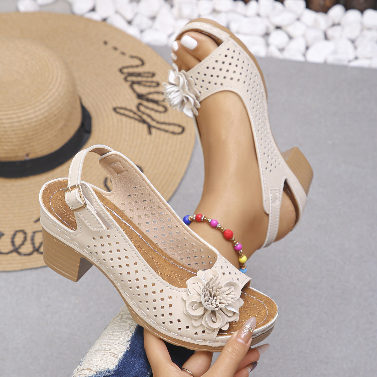 Giona | Schicke florale Keilsandalen
