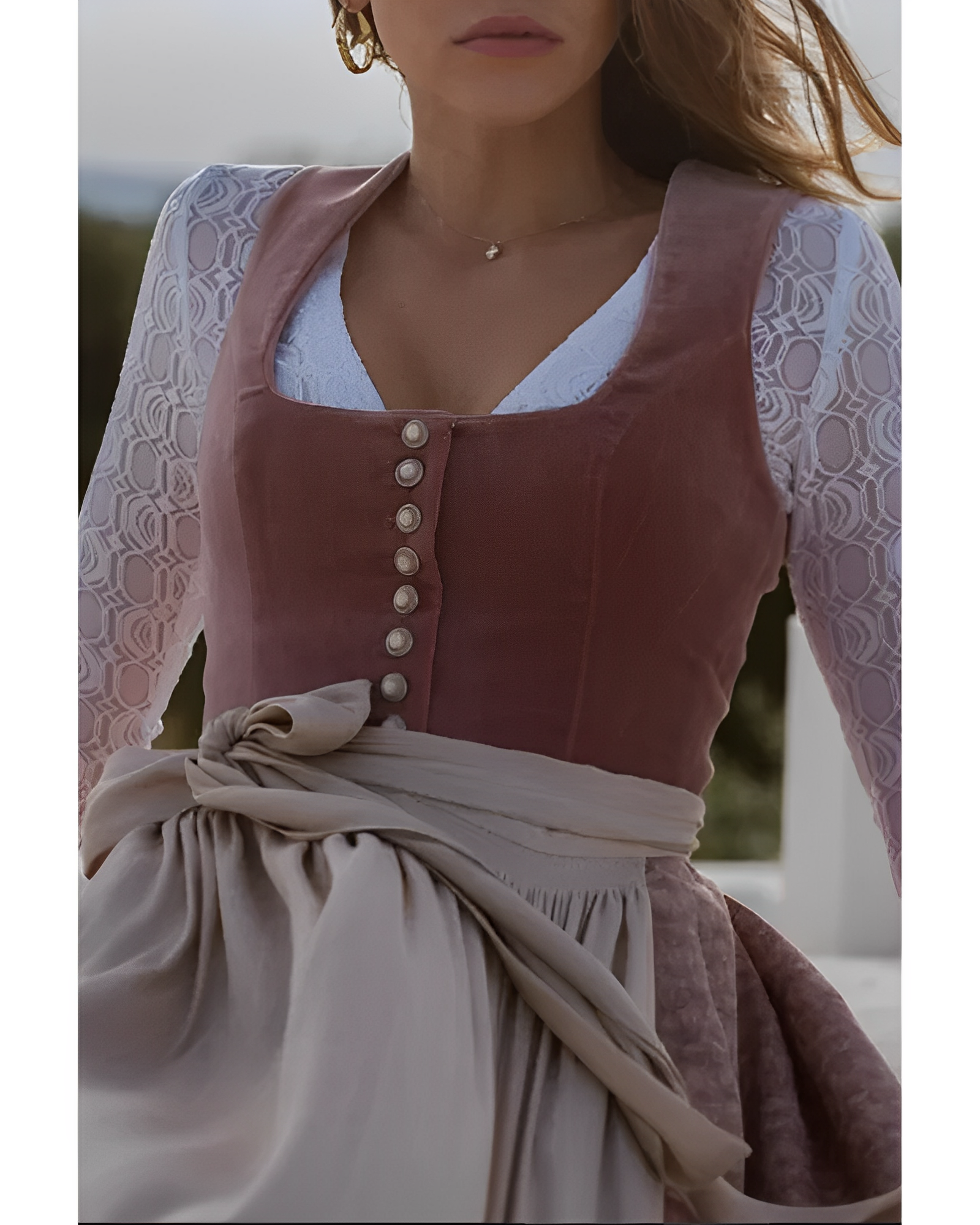 Stilvolles Oktoberfest-Dirndl mit eckigem Ausschnitt