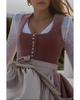 Stilvolles Oktoberfest-Dirndl mit eckigem Ausschnitt