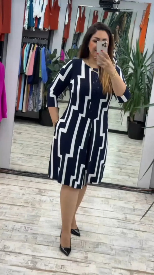 Lia™ | Stilvolles Kleid mit auffälligem geometrischem Muster
