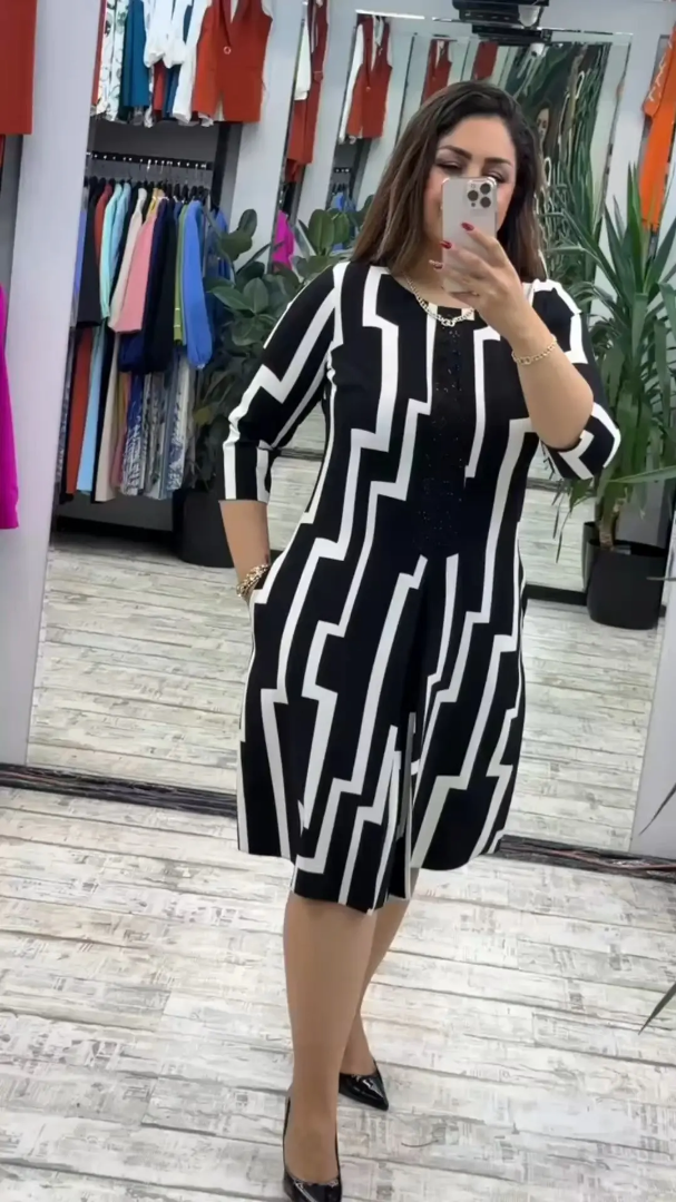 Lia™ | Stilvolles Kleid mit auffälligem geometrischem Muster