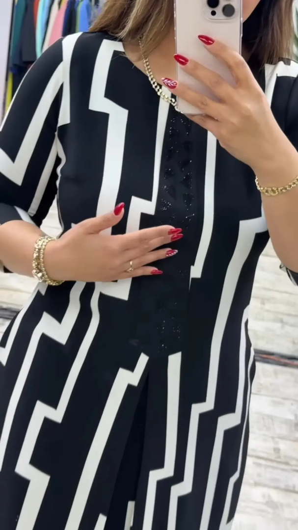 Lia™ | Stilvolles Kleid mit auffälligem geometrischem Muster