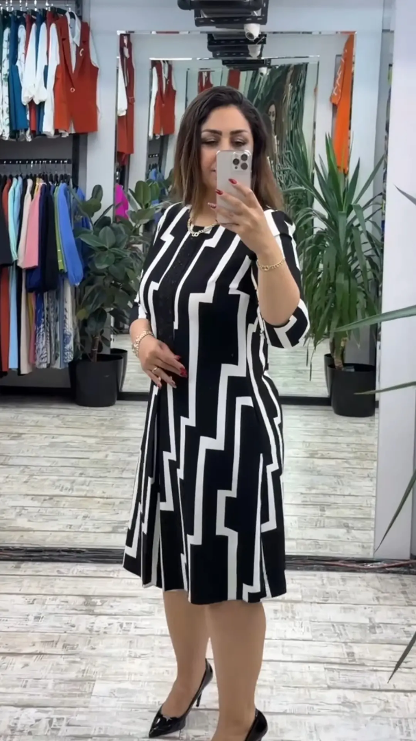 Lia™ | Stilvolles Kleid mit auffälligem geometrischem Muster