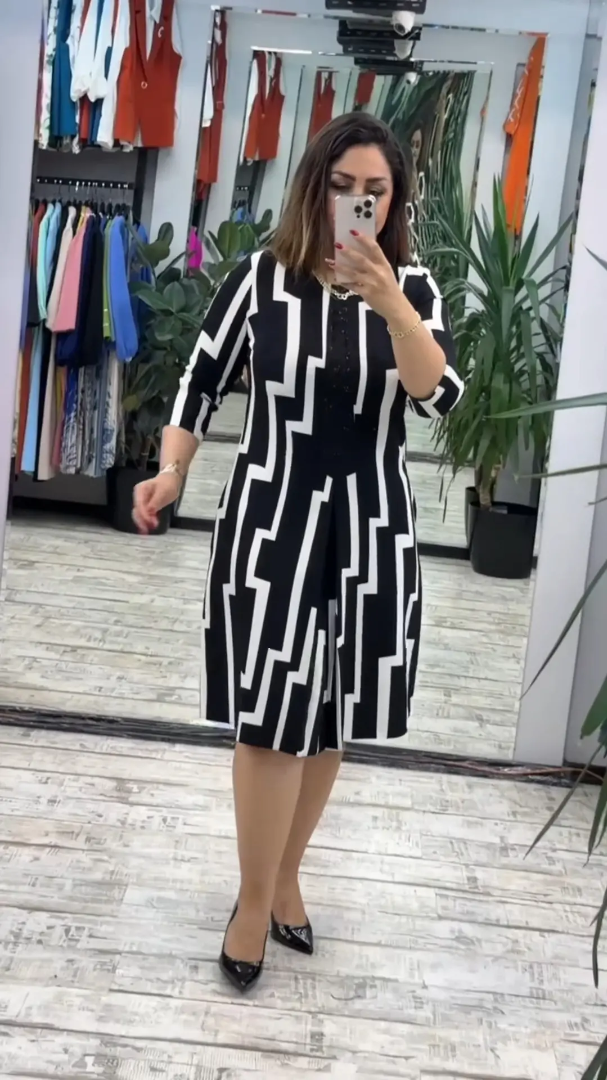Lia™ | Stilvolles Kleid mit auffälligem geometrischem Muster