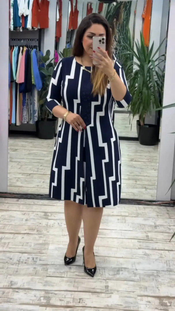 Lia™ | Stilvolles Kleid mit auffälligem geometrischem Muster