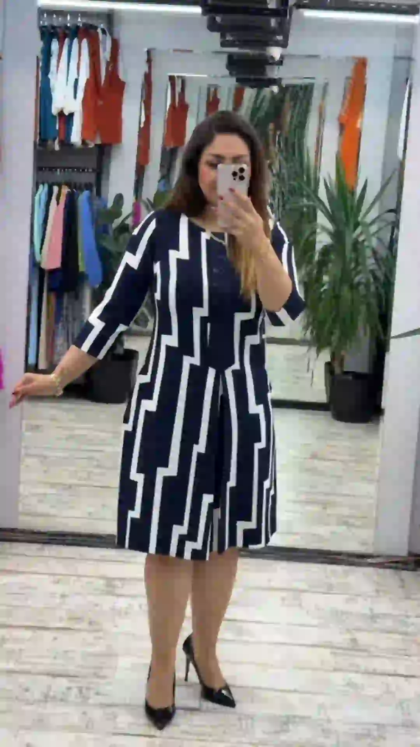 Lia™ | Stilvolles Kleid mit auffälligem geometrischem Muster