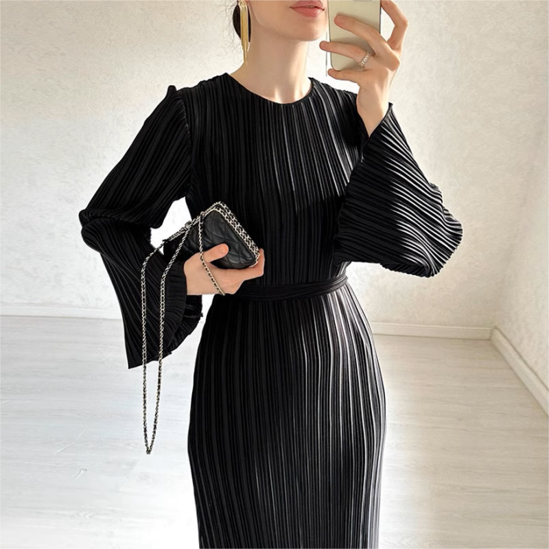 Adelheid | Zeitloses und schmeichelndes Kleid mit ausgestellten Ärmeln