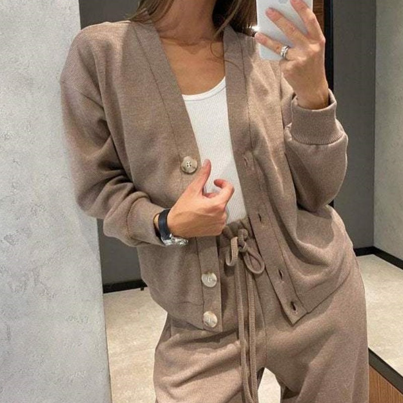 Yvone | Zweiteilig: Strickjacke mit Knopfleiste und passender Hose