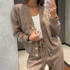 Yvone | Zweiteilig: Strickjacke mit Knopfleiste und passender Hose