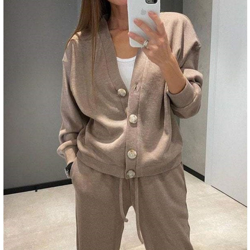 Yvone | Zweiteilig: Strickjacke mit Knopfleiste und passender Hose
